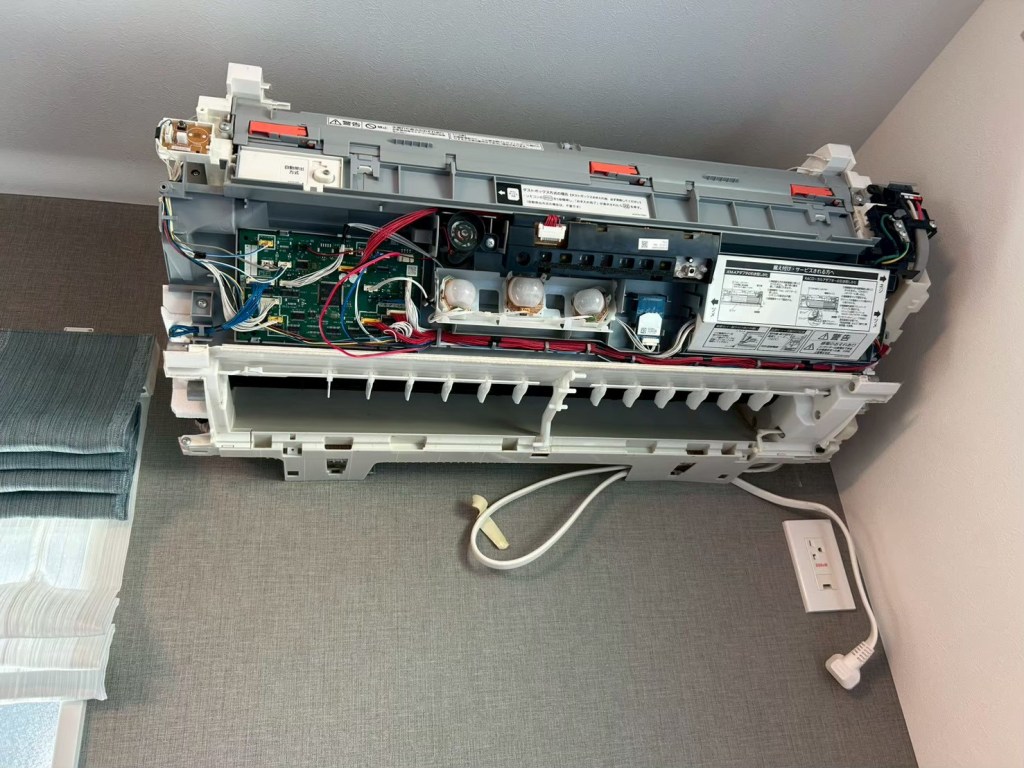 【練馬区西大泉】お掃除機能付きエアコンクリーニング|分解して内部のホコリを洗浄
