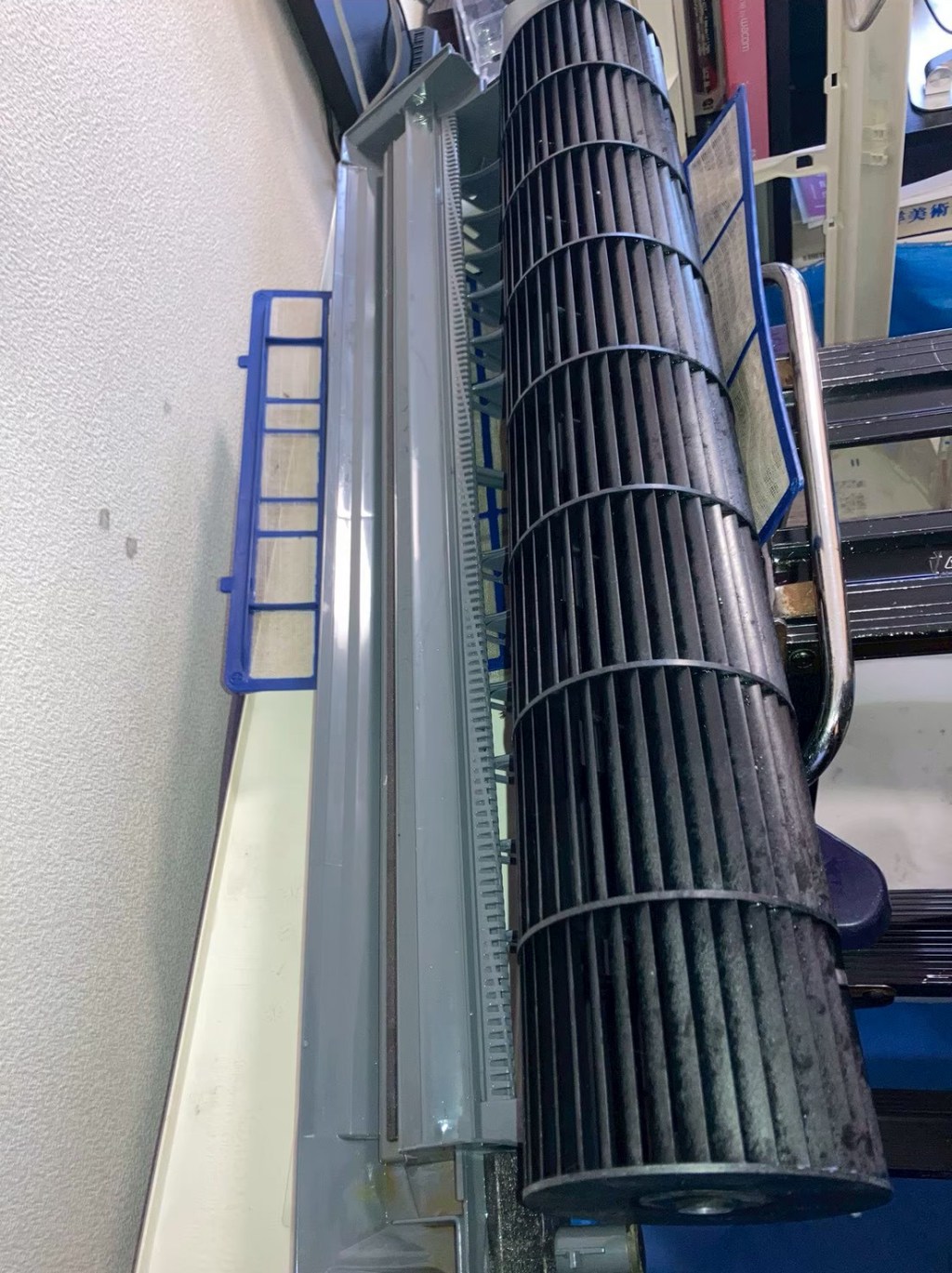 【西東京市東町】エアコンクリーニング｜送風ファンを取り外して内部まで洗浄